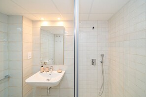 Suihku, hiustenkuivaaja, pyyhkeet