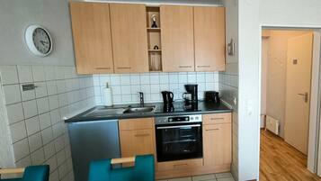 Kühlschrank, Ofen, Herdplatte, Wasserkocher mit Kaffee-/Teezubehör