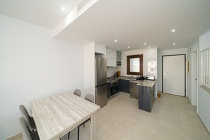 Refrigerador, microondas, horno, lavavajillas