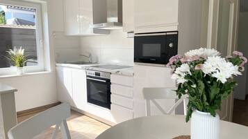 Wasserkocher mit Kaffee-/Teezubehör, Kühlschrank, Mikrowelle, Ofen