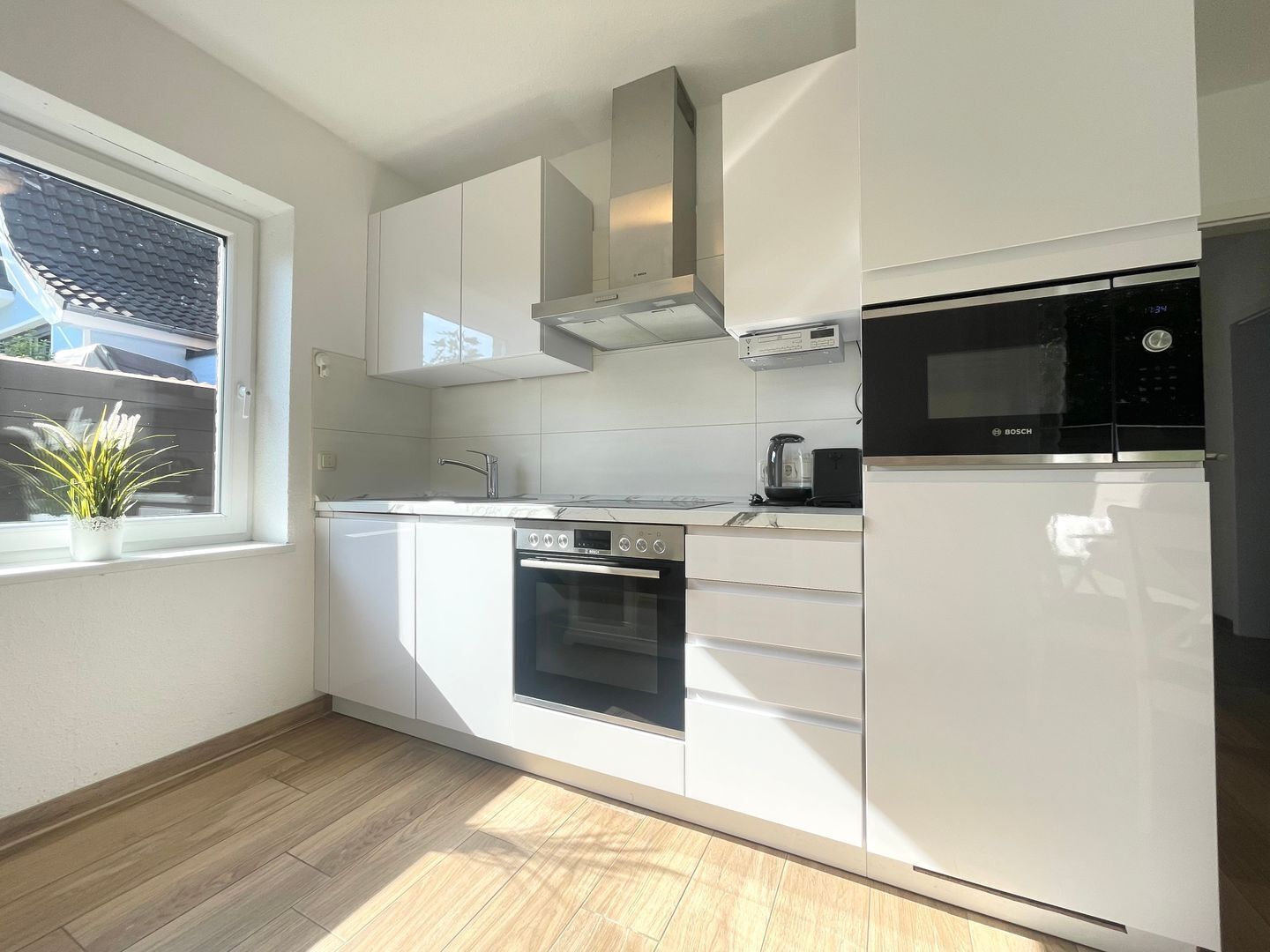 Kühlschrank, Mikrowelle, Ofen, Herdplatte