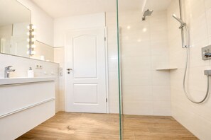 Douche, sèche-cheveux, serviettes fournies
