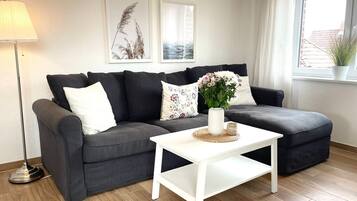 Fernseher, Tischtennisplatte, Stereoanlage