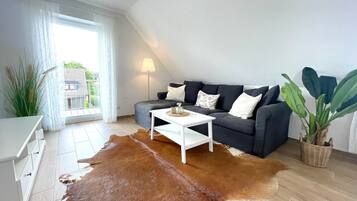 Fernseher, Tischtennisplatte, Stereoanlage