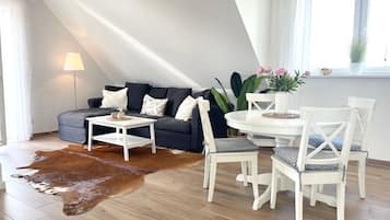 Fernseher, Tischtennisplatte, Stereoanlage