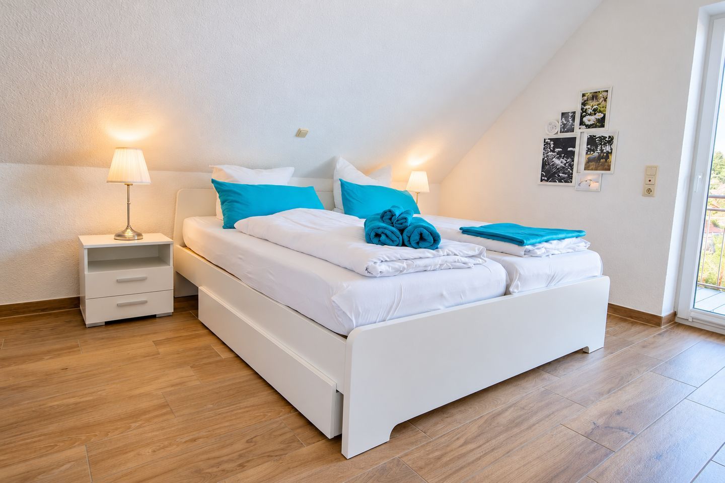 Ein modernes Schlafzimmer mit einem Bett, Nachttischen und einem Fenster.