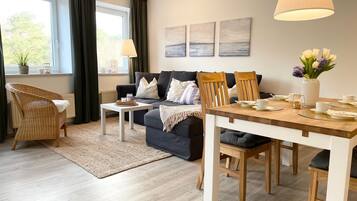 Tv, bordtennisbord, stereoanlæg