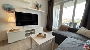 Tv, bordtennisbord, stereoanlæg