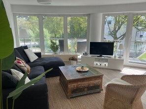 Tv, bordtennisbord, stereoanlæg