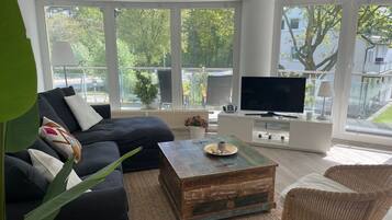 Fernseher, Tischtennisplatte, Stereoanlage