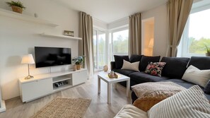 Fernseher, Tischtennisplatte, Stereoanlage