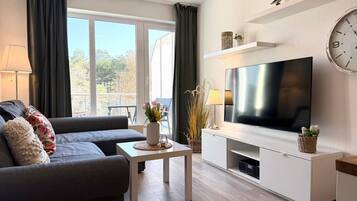 Een televisie, een tafeltennistafel en een stereo