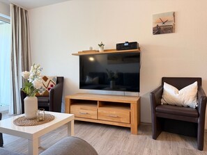 TV, table tennis, stereo - A3.1 - Modern, cozy vacation apartment, close to the beach for up to 6 people - House (Cuxhaven)