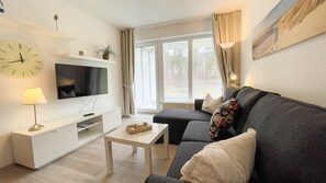 Tv, ett bordtennisbord och en stereo
