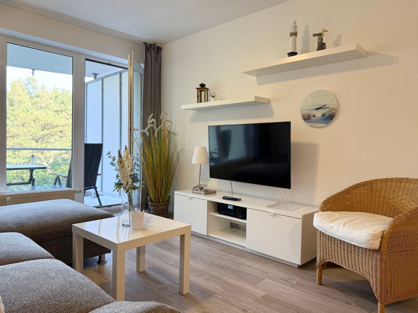 Fernseher, Tischtennisplatte, Stereoanlage