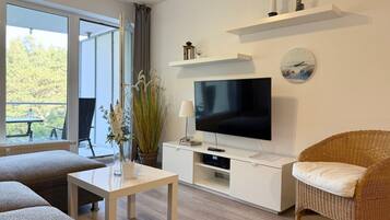 Fernseher, Tischtennisplatte, Stereoanlage