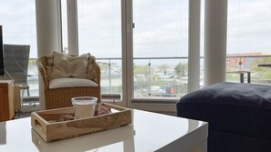 Tv, ett bordtennisbord och en stereo