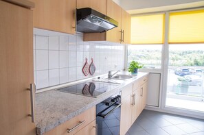 Køleskab, mikrobølgeovn, ovn, kogeplade