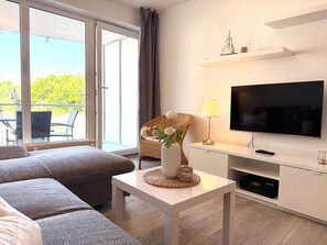 Tv, bordtennisbord, stereoanlæg