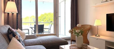 Fernseher, Tischtennisplatte, Stereoanlage