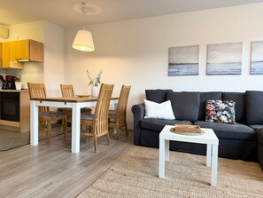 Dining - B3.2 - Family-friendly vacation apartment with balcony and sea view in Cuxhaven (Cuxhaven)