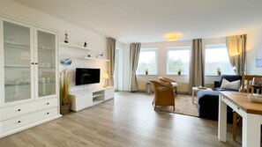 Tv, bordtennisbord, stereoanlæg