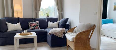 Fernseher, Tischtennisplatte, Stereoanlage