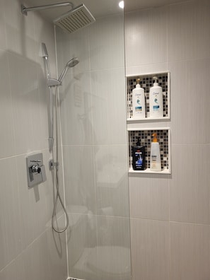 Shower, hair dryer, towels, soap - Very clean, comfortable, spacious 2 bdr basement apartment in central location (Brampton)