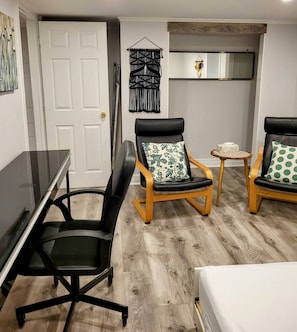 2 bedrooms, desk, iron/ironing board, free WiFi - Very clean, comfortable, spacious 2 bdr basement apartment in central location (Brampton)