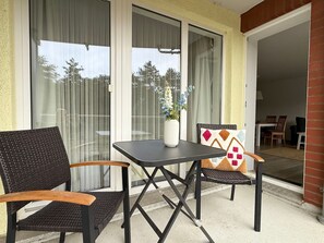 Outdoor dining - B2.2 - Spacious, modern apartment with balcony, only 200 m to the beach - House (Cuxhaven)