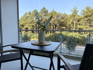 Outdoor dining - B2.1 - Dream vacation apartment with 2 balconies for up to 6 persons only 200m from the (Cuxhaven)