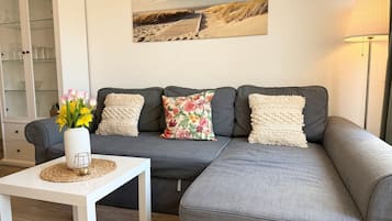 Een televisie, een tafeltennistafel en een stereo
