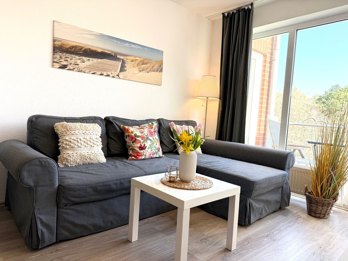 Een televisie, een tafeltennistafel en een stereo