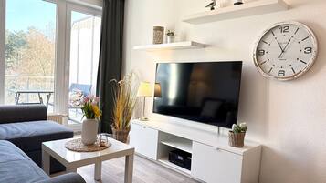 Fernseher, Tischtennisplatte, Stereoanlage