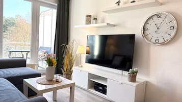Tv, bordtennisbord, stereoanlæg