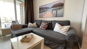 TV, mesa de pingue-pongue, aparelho de som
