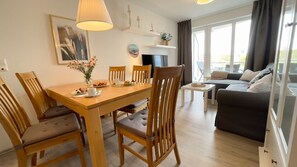 Fernseher, Tischtennisplatte, Stereoanlage