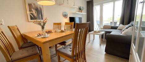 Tv, bordtennisbord, stereoanlæg