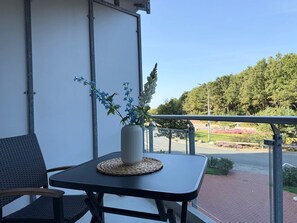 Outdoor dining - B1.4 - Dream vacation apartment with 2 balconies for 1-7 persons only 200m from the beach - (Cuxhaven)