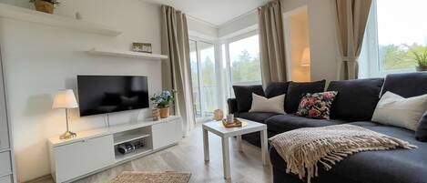 Tv, ett bordtennisbord och en stereo