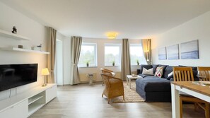 Fernseher, Tischtennisplatte, Stereoanlage