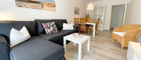 テレビ、卓球台、ステレオ