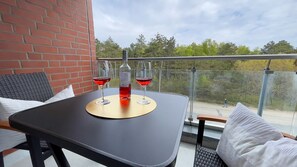 Outdoor dining - A4.3-Bright, friendly apartment with partial sea view, for up to 7 people (Cuxhaven)