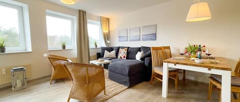 テレビ、卓球台、ステレオ