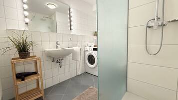 Dusche, Haartrockner, Handtücher