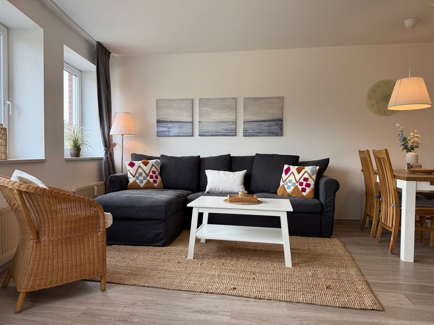 Een televisie, een tafeltennistafel en een stereo