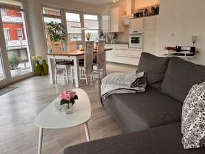 TV, table tennis, stereo - A2.5 - Exclusive, beautiful apartment with round balcony for 4 persons - (Cuxhaven)
