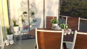 Outdoor dining - A2.5 - Exclusive, beautiful apartment with round balcony for 4 persons - (Cuxhaven)