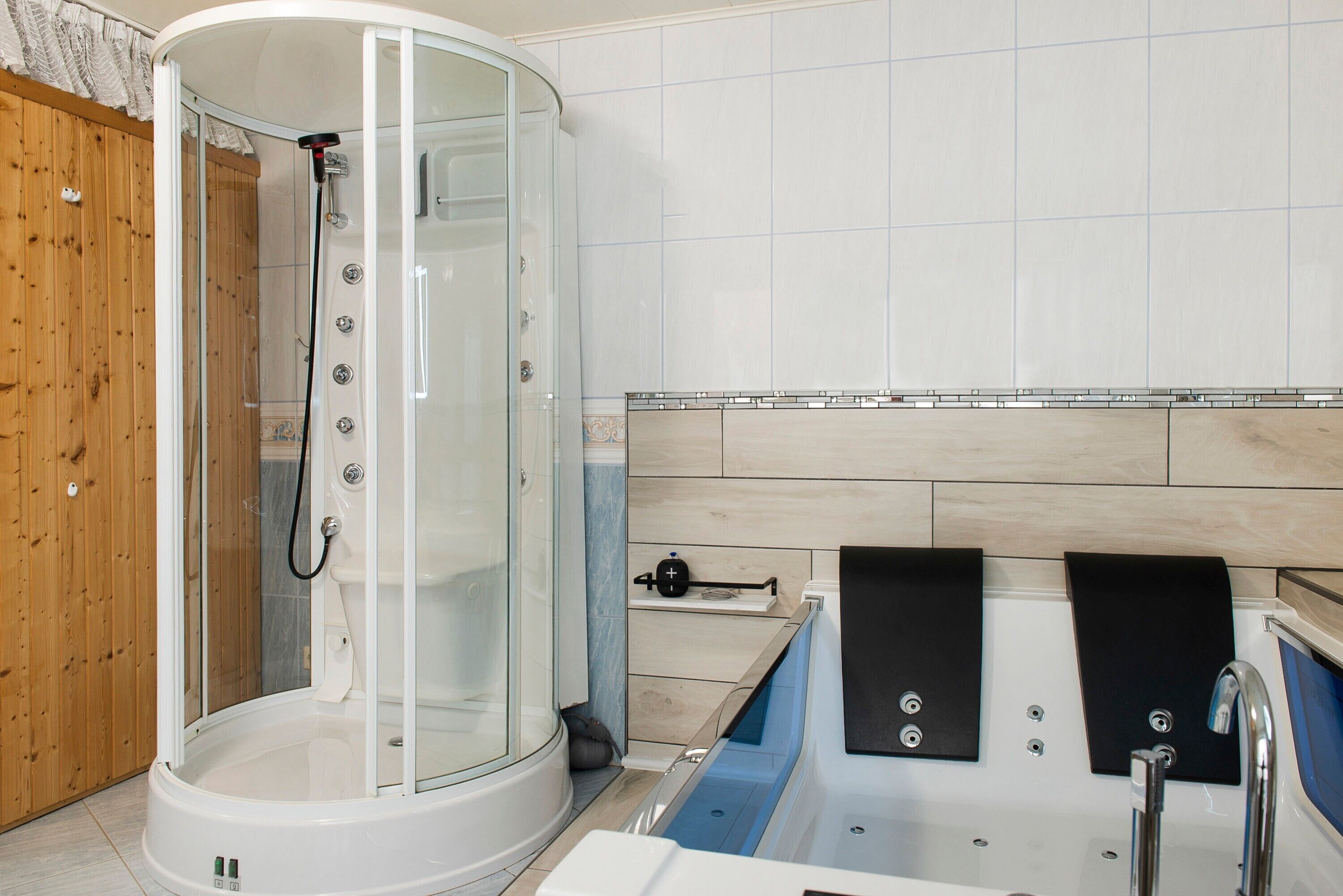 Banheira, secador de cabelo, toalhas de banho 