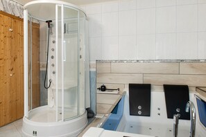 Baignoire, sèche-cheveux, serviettes fournies